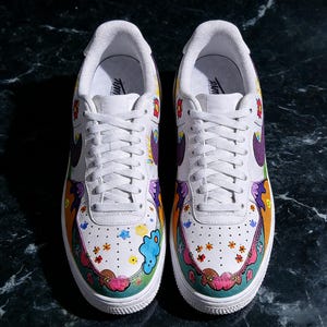 Handmålade specialdesignade AF1 "Fairytale Meadow"-sneakers, färgglada tecknade skor, nyckfulla klotterkonst-kicks för henne, unik konstnärlig gåva bild 2