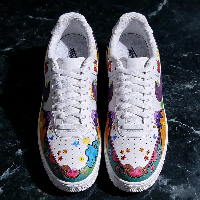 Handmålade specialdesignade AF1 "Fairytale Meadow"-sneakers, färgglada tecknade skor, nyckfulla klotterkonst-kicks för henne, unik konstnärlig gåva bild 2