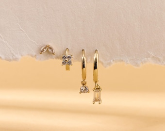 Delicato set di orecchini per cartilagine in oro, perni posteriori piatti in zirconia cubica