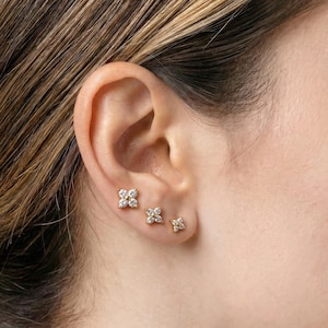 6 Stück Huggie Hoop Blumen Ohrstecker, minimalistische CZ Ohrringe Set, Geschenk für Mama, Silber Creolen, Ohrhänger Stapel