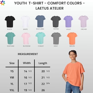 Pu&ograve; includere: Viene mostrata una maglietta da ragazzo di colore melone. L'immagine mostra vari colori di magliette: nero, bianco, blu jeans, pepe, viola, orchidea, verde mare, fioritura, gessoso e grigio. Vengono forniti anche i dettagli delle misure.