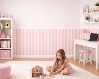 Rosa-beige gestreifte Tapete fürs Kinderzimmer, selbstklebend oder als Vliestapete.