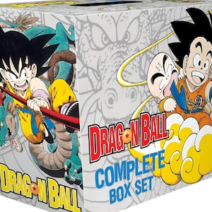Puede incluir: Caja completa de Dragon Ball con ilustraciones vibrantes de Goku y otros personajes. La caja presenta el logotipo de Dragon Ball en rojo y amarillo, con un fondo azul y blanco. Un gran regalo para los fans de la serie de anime.