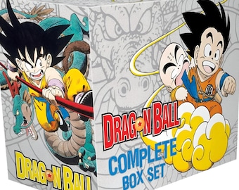 Può includere: Cofanetto completo di Dragon Ball con illustrazioni vivaci di Goku e altri personaggi. Il cofanetto presenta il logo Dragon Ball in rosso e giallo, con uno sfondo blu e bianco. Un ottimo regalo per i fan della serie anime.