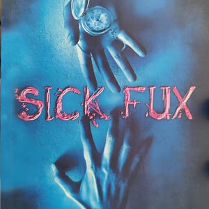 Peut inclure: Couverture de livre avec un fond bleu. Le titre "SICK FUX" en rose est mis en évidence, avec les mots "tick tock" au-dessus. Une montre de poche est tenue par une main. Le nom de l'auteur, Tillie Cole, est en bas.