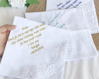 Può includere: Fazzoletti bianchi con messaggi ricamati e bordi in pizzo. Un fazzoletto ha un testo dorato che recita "Mam, Dank je dat je aan mijn zijde staat..." Un altro ha un testo blu che recita "Mom, for your endless love..." Un terzo ha un testo blu che recita "Losing a daughter..."