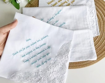 Può includere: Fazzoletti bianchi con messaggi ricamati e bordi in pizzo. Un fazzoletto recita "Mamma, Grazie per il tuo amore infinito, la guida e il supporto in questo viaggio." Un altro dice "Mamma, cuore e casa, tutto ciò che desideri."