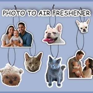 Peut inclure: Une collection de désodorisants suspendus personnalisés avec des photos imprimées de familles, d'un bouledogue français, d'un chat gris et d'un petit chien. Chaque désodorisant est suspendu par un cordon élastique noir et porte le texte PHOTO TO AIR FRESHENER.