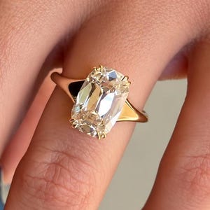 Verlobungsring „Old Mine“ mit 4 Karat Moissanit im länglichen Kissenschliff, 14 Karat Massivgold, Solitärring mit doppelter Krappenfassung und geteilter Ringschiene