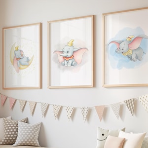 Peut inclure: Trois impressions encadrées à l'aquarelle de Dumbo l'éléphant sont accrochées au-dessus d'un banc intégré avec des cubes de rangement. Un jouet girafe se trouve à gauche. Les impressions présentent Dumbo dans diverses poses, avec des couleurs pastel douces et un style fantaisiste.