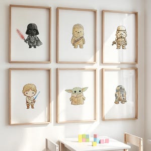 Może przedstawiać: Sześć oprawionych wydruków postaci z Gwiezdnych Wojen wisi na białej ścianie. Wydruki przedstawiają Dartha Vadera, Chewbaccę, Szturmowca, Luke'a Skywalkera, Grogu i R2-D2. Ramki są w jasnobrązowym kolorze.