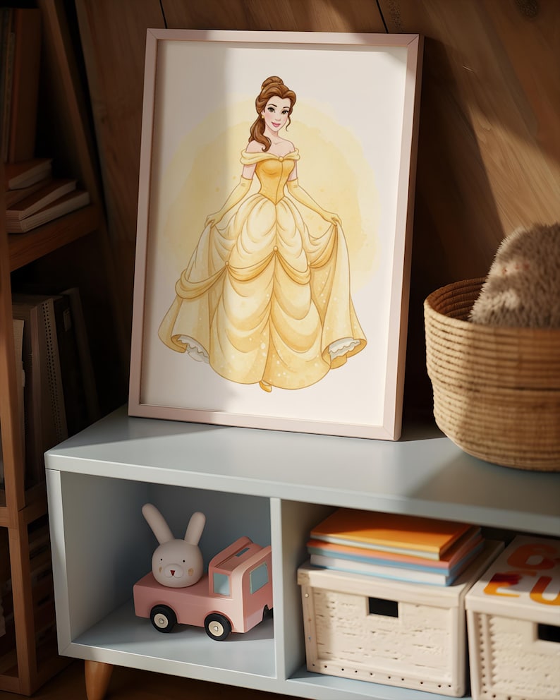 Puede incluir: Una impresi&oacute;n en acuarela enmarcada de una princesa con un vestido amarillo. La obra de arte se exhibe en un mueble azul claro, con un cami&oacute;n de juguete rosa y un juguete de conejito blanco en el estante abierto del mueble. Tambi&eacute;n se ve una cesta tejida y libros.