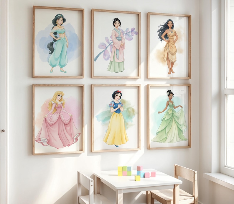 Puede incluir: Seis impresiones enmarcadas de acuarelas de princesas de Disney, incluyendo a Jasm&iacute;n, Mulan, Pocahontas, Aurora, Blancanieves y Tiana. Cada princesa est&aacute; representada de cuerpo entero, vistiendo sus trajes ic&oacute;nicos. Las impresiones se exhiben en una pared blanca.