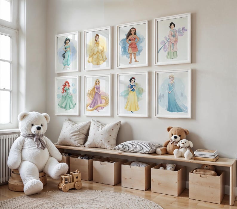 Puede incluir: Una colecci&oacute;n de ocho impresiones en acuarela enmarcadas de princesas de Disney, incluyendo a Jasmine, Bella, Pocahontas y otras, exhibidas en una pared. Un gran oso de peluche blanco se sienta sobre una base de madera, con un banco de madera debajo que contiene cajas de almacenamiento y peluches.