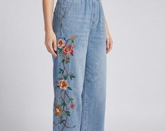 Pantaloni in denim da donna a gamba larga con ricami floreali / Jeans a vita alta elasticizzati in stile boho