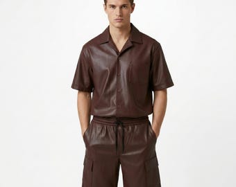 Completo da uomo in pelle / Completo camicia e pantaloncini in pelle marrone / Completo estivo in pelle / Completo casual in pelle a due pezzi / Completo su misura