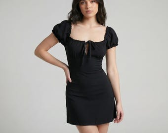 Abito corto da donna nero con maniche a sbuffo, elegante e alla moda / Abito da festa estivo