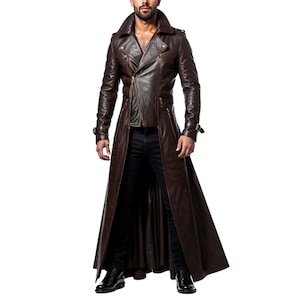 Puede incluir: Un abrigo largo de cuero marrón con cuello de solapa, cierre de cremallera y mangas largas. El abrigo llega hasta los tobillos y tiene un corte entallado. El abrigo es de color marrón oscuro.