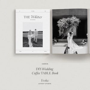 Könnte beinhalten: Ein DIY-Hochzeits-Couchtischbuch mit minimalistischem Design. Das Cover zeigt den Titel "The Whites" und ein Schwarz-Weiß-Foto eines Paares. Im Inneren ein Foto eines sich küssenden Paares unter einem Blumenbogen.