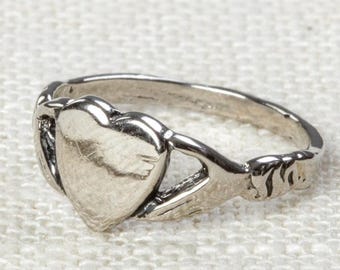 Heart in Hands Vintage Ring Silver US Womens Sizes 7D