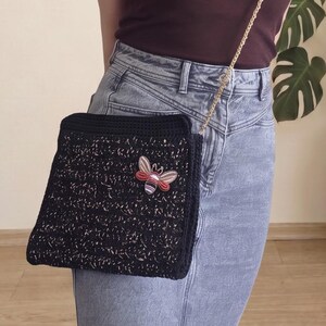 Bolso de mano negro brillante hecho a mano – Bolso de hombro con cadena dorada y parche de abeja
