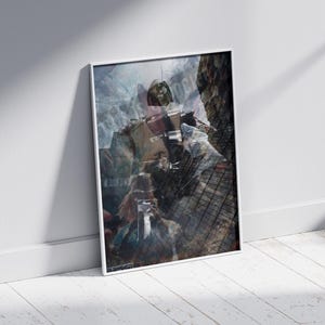 Può includere: Stampa artistica incorniciata con una composizione astratta a strati che combina elementi architettonici e figurativi. L'opera d'arte utilizza principalmente tonalità tenui di marrone, grigio e blu, con una cornice bianca. La stampa è appoggiata a un muro bianco.