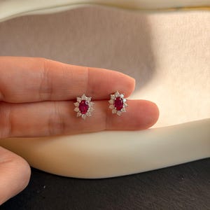 Può includere: Una tazza di ceramica bianca con manico nero e la scritta "But First, Coffee" in nero, con un carattere a mano. La tazza è su una superficie bianca.