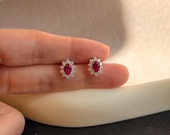 Pendientes de botón con rubí sintético de 1 quilate, diseño ovalado con halo, elegantes y minimalistas, plata de ley 925, chapados en oro blanco de 18 quilates, joyería fina para el día a día, regalo para ella.