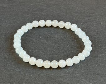 Pulsera minimalista de jade blanco de 6 mm: pulsera de piedra natural apilable, versátil y versátil.