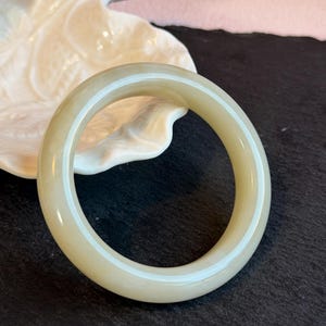 Bracciale rigido in giada nefrite naturale da 52,9 mm / Bracciale in giada giallo-verde tenue / Ricca lucentezza oleosa / Elegante gioiello minimalista in giada