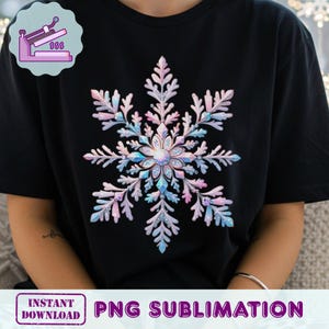 Könnte beinhalten: Schwarzes T-Shirt mit einem großen, schillernden Schneeflocken-Design in Rosa, Blau und Weiß. Die Schneeflocke hat ein detailliertes, kristallartiges Aussehen. Die Wörter "INSTANT DOWNLOAD" und "PNG SUBLIMATION" sind unten aufgedruckt.