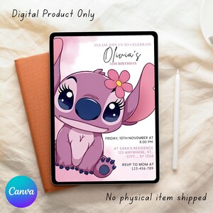 Puede incluir: Invitaci&oacute;n digital con un personaje de dibujos animados y una flor. La invitaci&oacute;n dice "Olivia's 5th Birthday" con detalles del evento. La tableta descansa sobre un cuaderno marr&oacute;n. El texto en la parte superior dice "Digital Product Only".