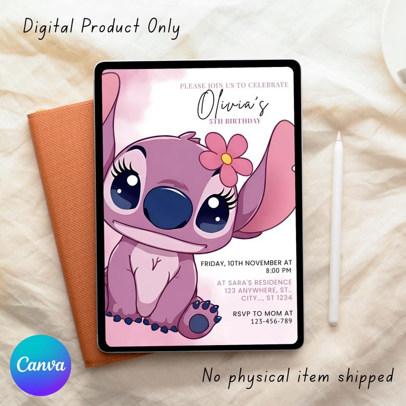 Puede incluir: Invitaci&oacute;n digital con un personaje de dibujos animados y una flor. La invitaci&oacute;n dice "Olivia's 5th Birthday" con detalles del evento. La tableta descansa sobre un cuaderno marr&oacute;n. El texto en la parte superior dice "Digital Product Only".