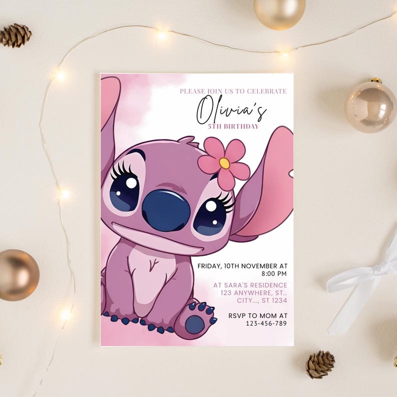 Puede incluir: Una tarjeta de invitaci&oacute;n rosa con un personaje de dibujos animados y una flor. El texto dice "Olivia's 5th Birthday" con detalles del evento. El fondo tiene un efecto de acuarela rosa suave. Tambi&eacute;n se ven adornos dorados y luces de hadas.