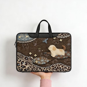 Può includere: Un set di tre tazze in ceramica con finitura opaca e macchiettata. Le tazze sono nei toni del crema, grigio chiaro e grigio scuro. Ogni tazza ha un design semplice e minimalista e un manico arrotondato.