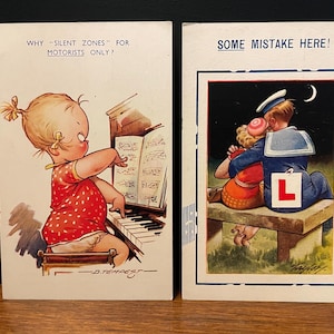 Könnte beinhalten: Zwei Vintage-Postkarten. Die erste zeigt ein Cartoon-Baby, das Klavier spielt, mit dem Text "WHY 'SILENT ZONES' FOR MOTORISTS ONLY?" darüber. Die zweite zeigt einen Seemann, der eine Frau auf einer Bank umarmt, mit dem Text "SOME MISTAKE HERE!" darüber.