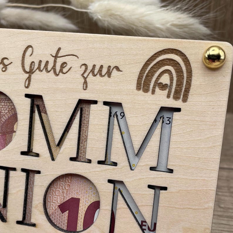 Geldgeschenk zur Kommunion und eine ausgefallene Geschenkidee in Form einer gravierten Holzkarte die auf einer zweite Holzkarte befestigt wird. Zwischen den Karten entsteht so Platz für Geldschein, Gutschein oder Botschaften. Es werden vier Symbole graviert angeboten: Christenfisch, Regenbogen, Taube und Ölzweig als Kranz um den personalisierten Namen.