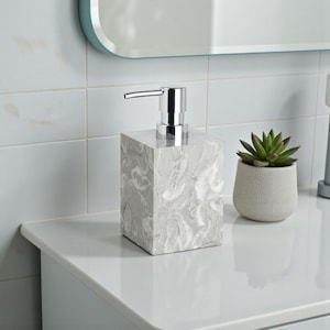 Elegant tvålpump i marmor: Lotionflaska med vågformad steneffekt, badrumsinredning och sminkbord