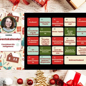 Peut inclure: Calendrier de l'Avent avec photo d'une femme, comptant les jours jusqu'à Noël. Le calendrier a 24 cases numérotées avec du texte allemand, entouré de décorations festives.