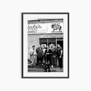 Puede incluir: Impresión enmarcada en blanco y negro que muestra a un grupo de hombres posando frente a una tienda. El letrero de la tienda dice "Iale's Store Market" y "Meat Angus Beef Provisions". Un coche clásico está aparcado frente a la tienda.