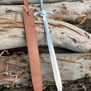 Handgjord replika av Sanningens Svärd, stålklinga, trähandtag, läderslida (total längd 84 cm)