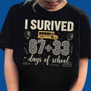 Puede incluir: Camiseta negra con el texto "I Survived 67+33 days of school". El diseño incluye un autobús escolar amarillo, globos terráqueos, lápices, una manzana y libros. El texto y los gráficos son en blanco y amarillo.