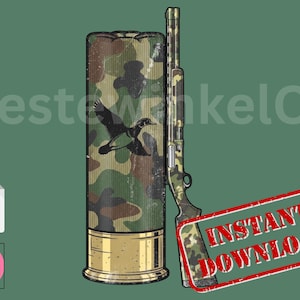 Op de afbeelding: Digitale illustratie met een geweer en een camouflagepatroon shotgun shell met een eend grafiek. De afbeelding bevat de tekst "INSTANT DOWNLOAD" op een rood en wit label, en SVG- en PNG-bestand pictogrammen.
