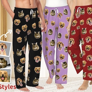 Könnte beinhalten: Drei Pyjamahosen in Schwarz, Lila und Rot, jede mit einem Muster aus Hunde- und Katzenköpfen. Die schwarze Hose ist links, die lila in der Mitte und die rote rechts. Das Bild zeigt auch drei Haustierporträts und den Text "7+ Styles".