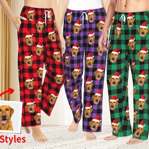 Könnte beinhalten: Schlafanzughosen in rot, lila und grün karierten Mustern, jeweils mit einem sich wiederholenden Bild eines Hundes mit Weihnachtsmütze. Die Hosen haben einen Kordelzug in der Taille und Taschen. Das Bild enthält auch den Text "60+ Styles".