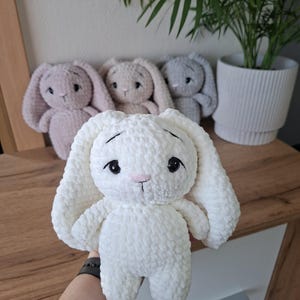 Wzór na szydełko na króliczka z długimi uszami – pluszowa zabawka amigurumi – pobierz plik PDF