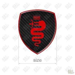 Pu&ograve; includere: Un emblema a forma di scudo con uno sfondo a trama in fibra di carbonio e un bordo rosso. L'emblema presenta un disegno di serpente rosso con una corona, e la parola "size" &egrave; scritta sotto.