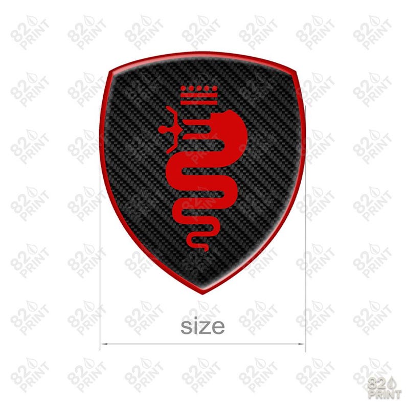 Pu&ograve; includere: Un emblema a forma di scudo con uno sfondo a trama in fibra di carbonio e un bordo rosso. L'emblema presenta un disegno di serpente rosso con una corona, e la parola "size" &egrave; scritta sotto.