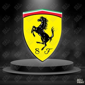 Pode incluir: Um emblema amarelo em forma de escudo com um cavalo negro empinado, riscas vermelhas, brancas e verdes no topo e as letras "SF" em baixo. O emblema está numa plataforma cinzenta sobre um fundo escuro. O texto "820 PRINT" é repetido.