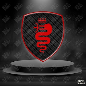 Pu&ograve; includere: Un emblema rosso e nero a forma di scudo con una trama in fibra di carbonio, con un design a serpente e corona rossi. L'emblema &egrave; esposto su un piedistallo grigio su sfondo scuro. Il testo "820 PRINT" &egrave; ripetuto.